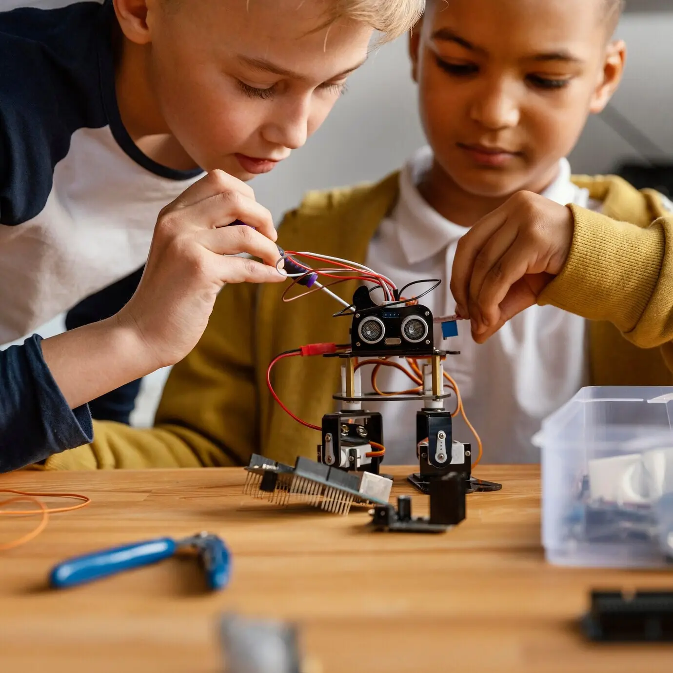 Kinder, die einen Roboter bauen